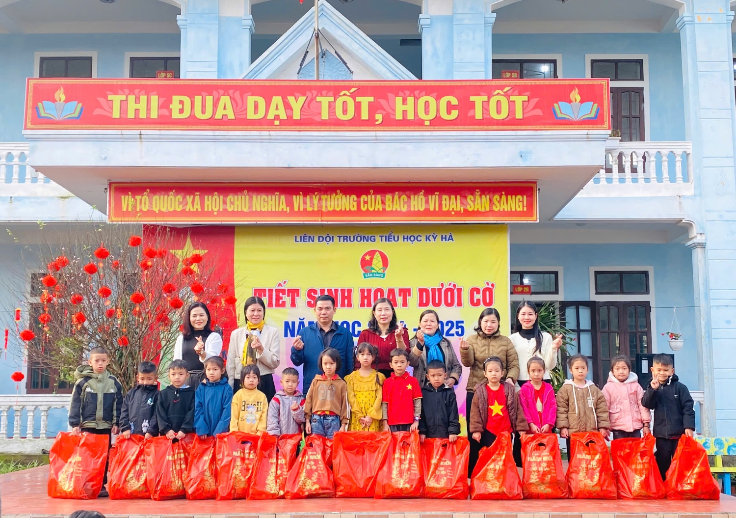 Học sinh khối 1 nhận quà