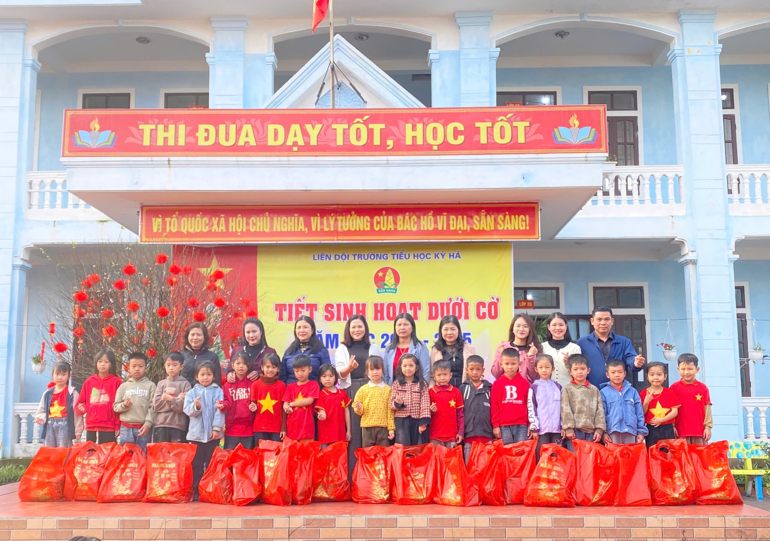 Học sinh khối 2 nhận quà